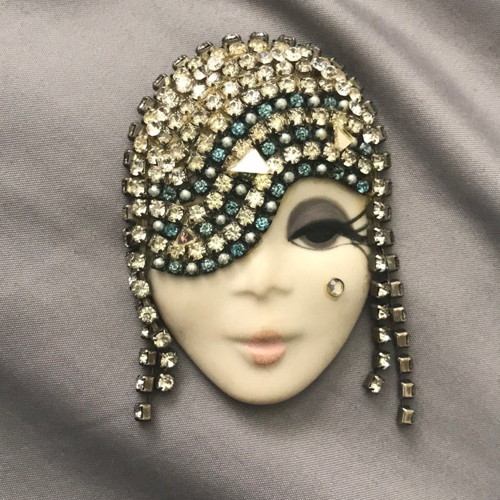 Vintage ceramic pin 🎭
